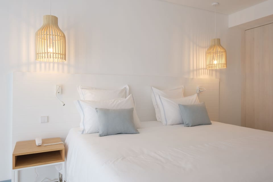 Egyptian cotton sheets, premium bedding, pillowtop beds, minibar