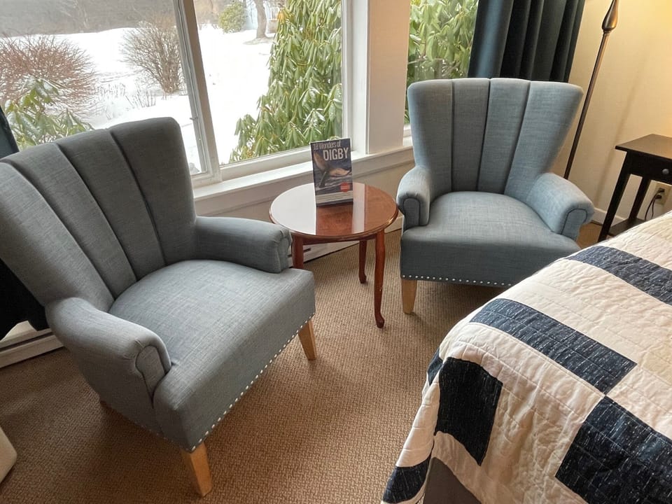 Family Double Room, Ensuite, Bay View (Double Queen Suite) | In-room safe, individually decorated, individually furnished