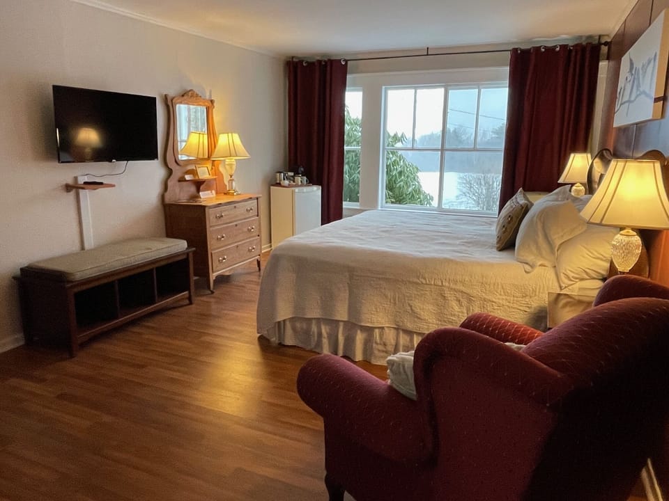 Classic Double Room, Ensuite, Bay View (King Room) | In-room safe, individually decorated, individually furnished