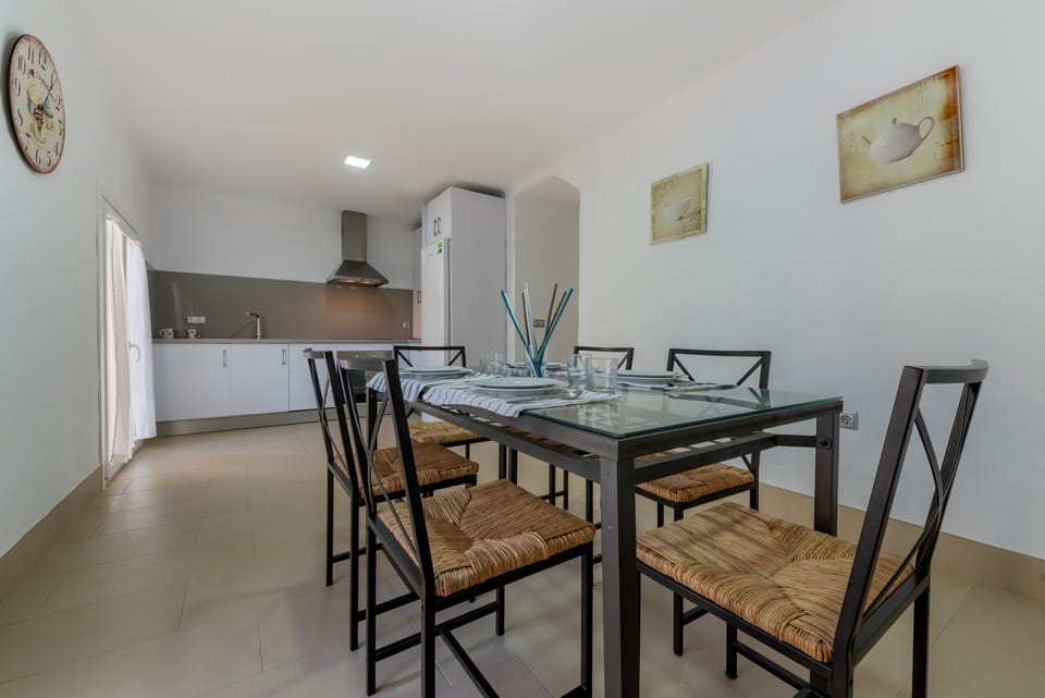 Table and chairs of Villa Castilnovo in Villas Flamenco Beach in Conil
