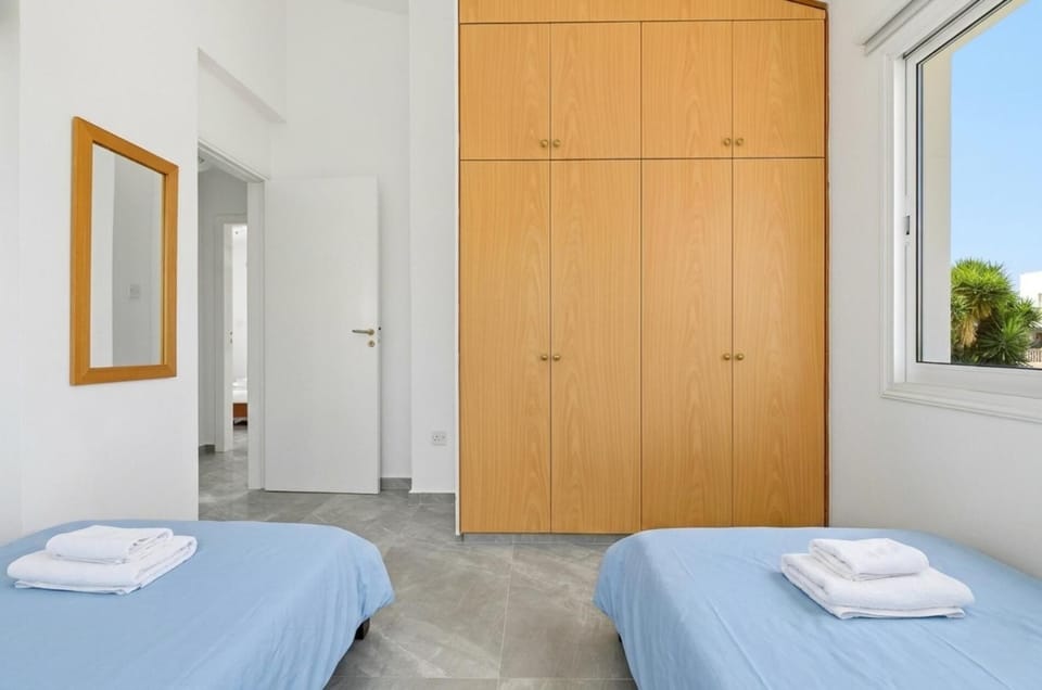 First floor
2 single beds