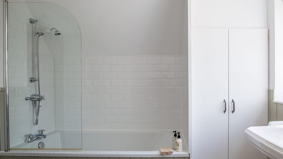Bedroom One En-suite, Lord High Admiral at Sudeley Castle, Bolthole Retreats