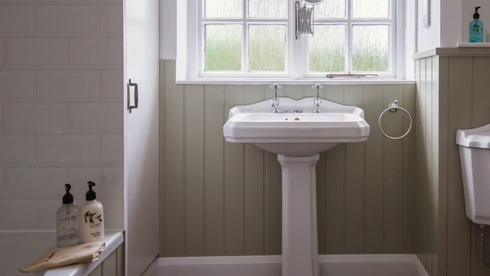 Bedroom One En-suite, Lord High Admiral at Sudeley Castle, Bolthole Retreats
