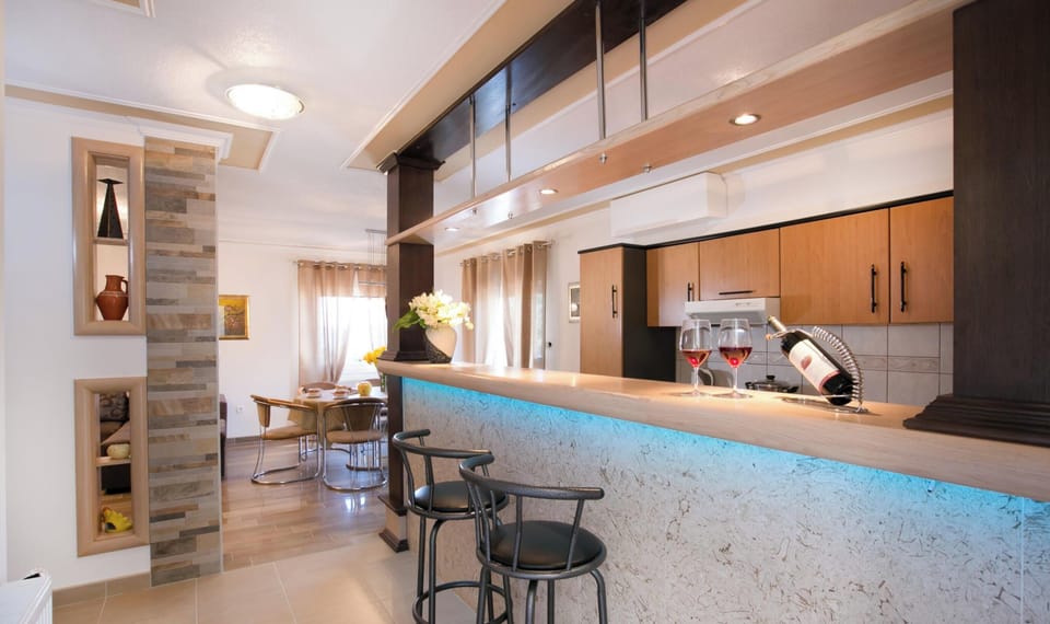 Fully equipped kitchen with bar area