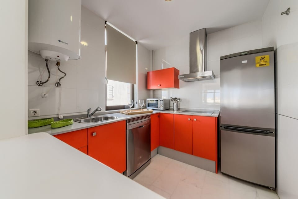 Counterop, oven and dishwasher of Mercurio Apartment 2  kitchen in Villas Flamenco Rentals in Conil