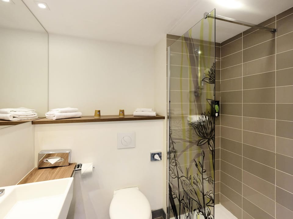 Premium Room, 1 Double Bed | Premium bedding, blackout drapes, soundproofing, iron/ironing board