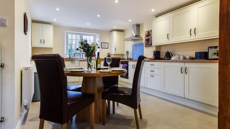 Kitchen-dining area, Anne Boleyn Cottage at Sudeley Castle, Bolthole Retreats