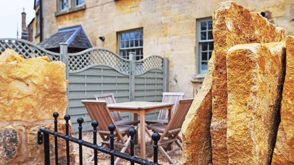 Front courtyard, Princess Elizabeth at Sudeley Castle, Bolthole Retreats