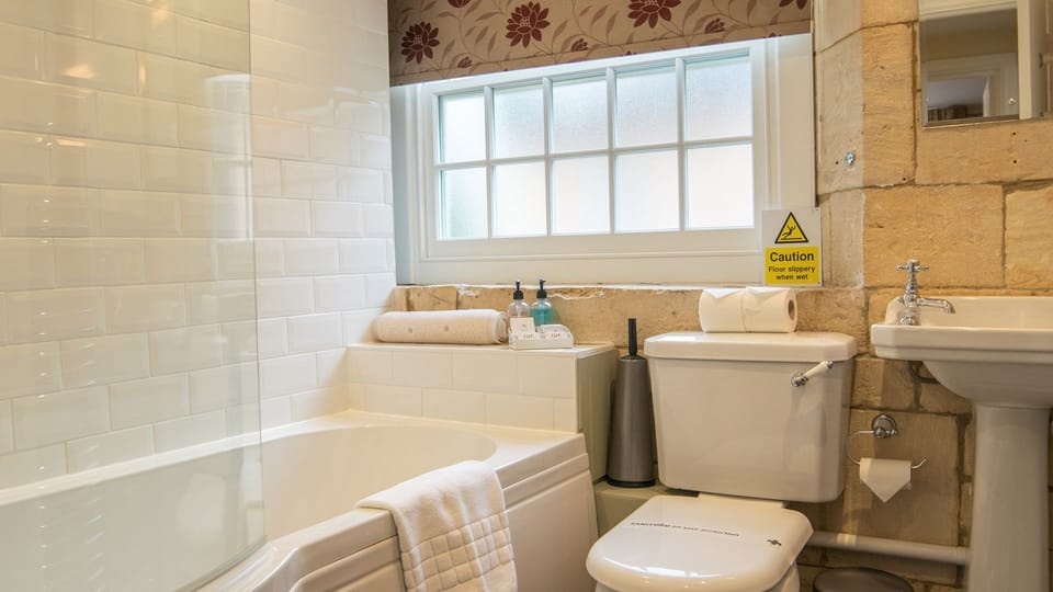 Family Bathroom, Princess Elizabeth at Sudeley Castle, Bolthole Retreats