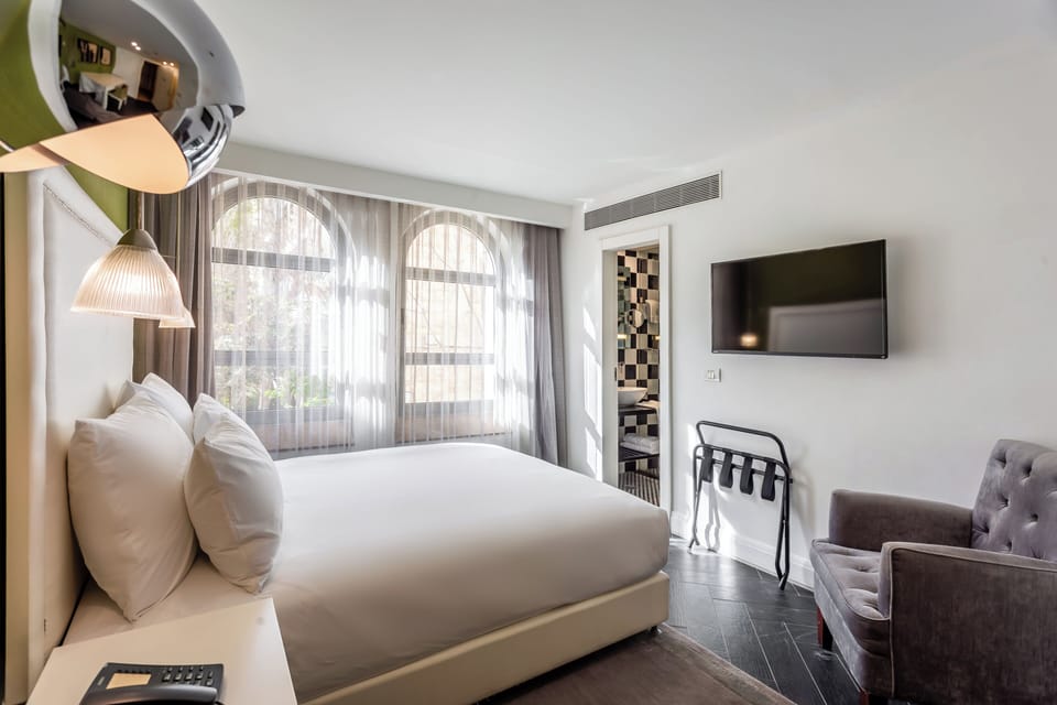 Superior Room | In-room safe, desk, soundproofing, WiFi (free)