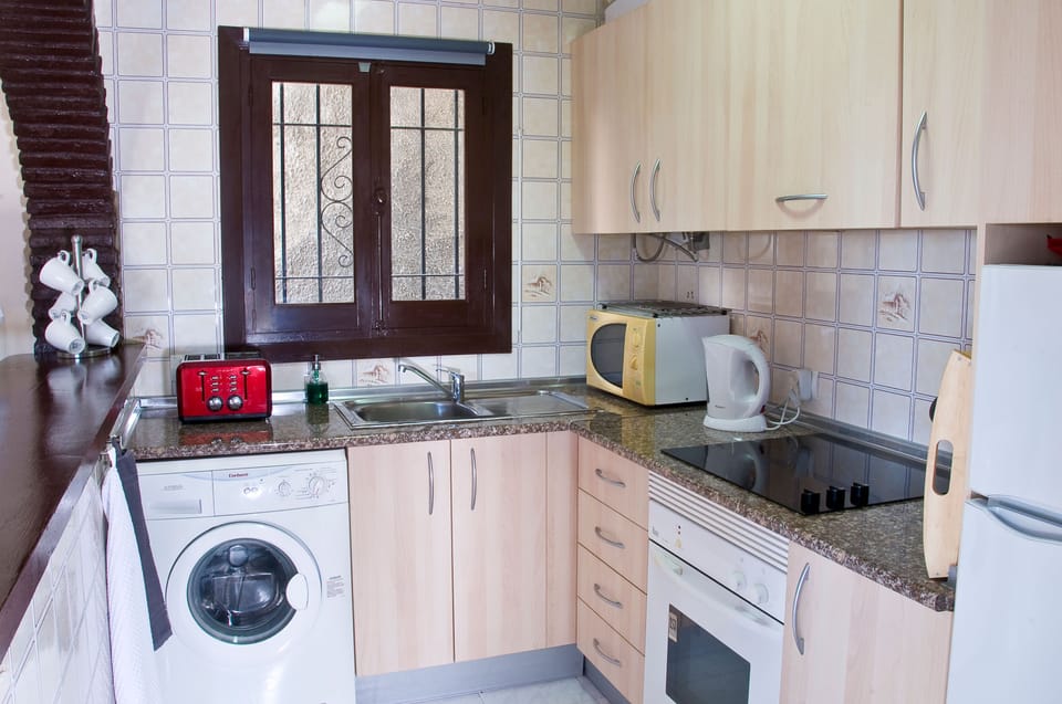 The well equipped kitchen for easy self catering