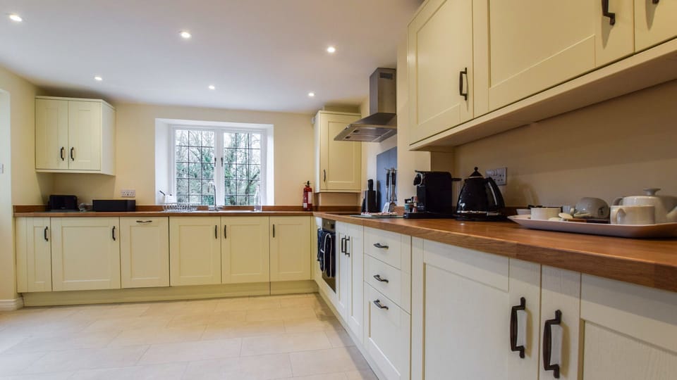Kitchen, Queen Mary Cottage at Sudeley Castle, Bolthole Retreats