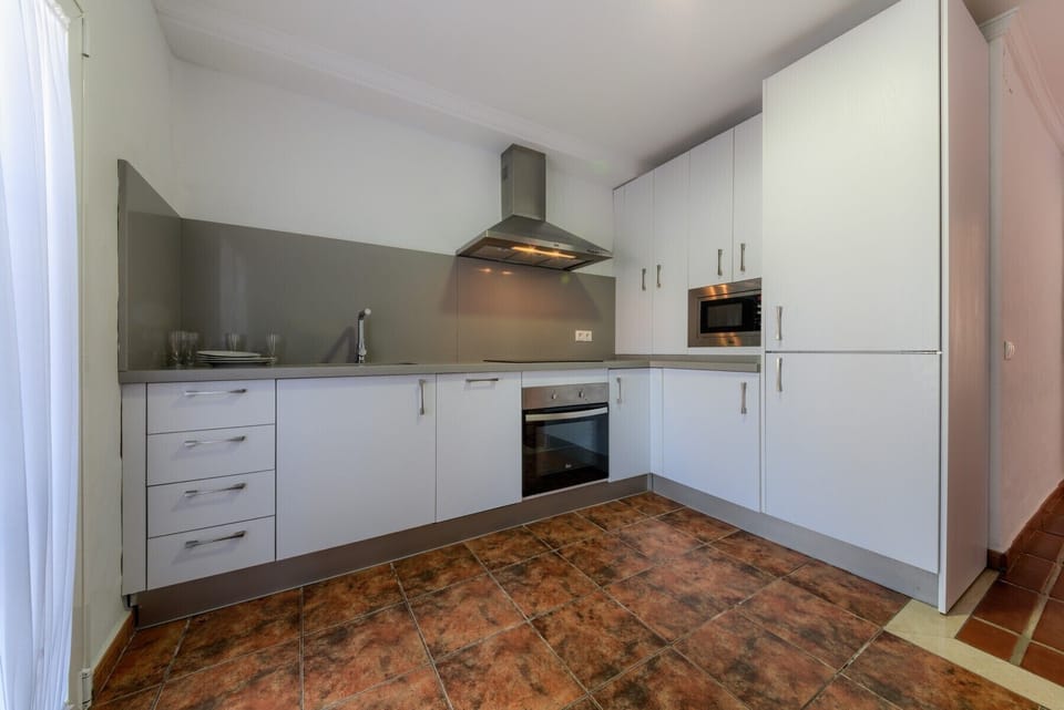 Countertop with an oven, microwave and a fridge of Villa El Pamar - Roche  in Villas Flamenco Beach in Conil