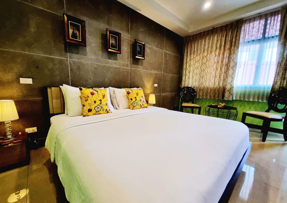 Deluxe Double Room | Minibar, in-room safe, individually decorated, desk