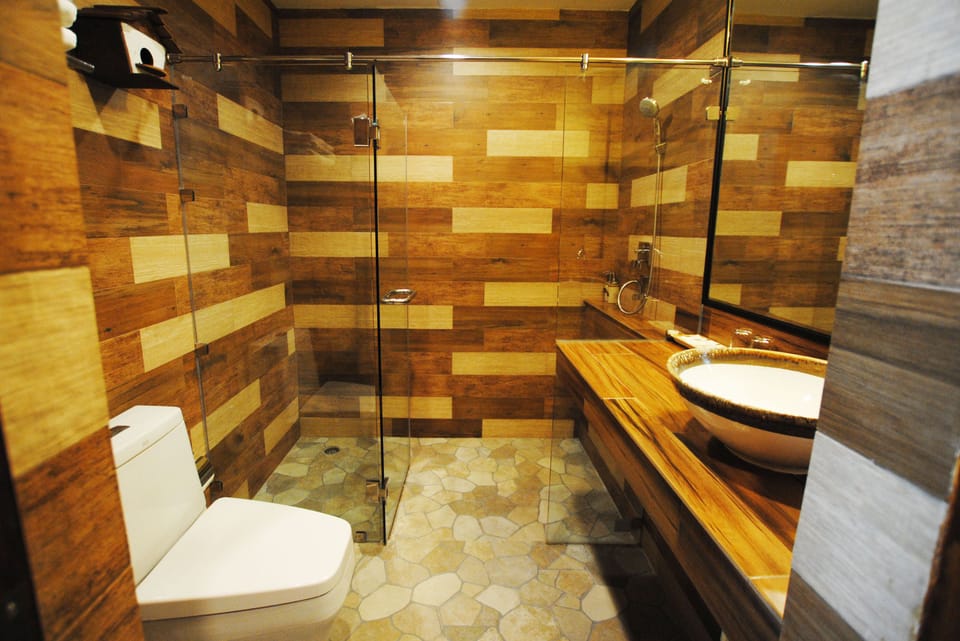 Deluxe Double Room | Bathroom | Shower, free toiletries, hair dryer, slippers