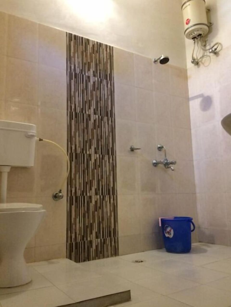 Shower, free toiletries, towels