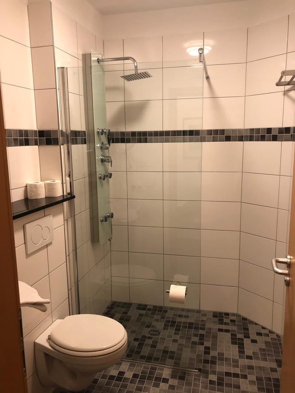 Business Single Room | Bathroom | Free toiletries, hair dryer, towels