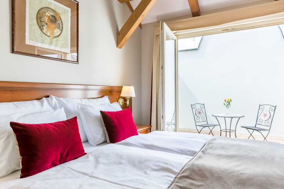 Attic Double Room with Patio | Minibar, in-room safe, individually decorated, individually furnished