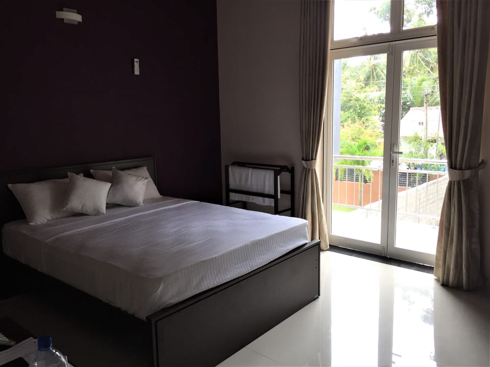 Deluxe Bungalow, 4 Bedrooms | 4 bedrooms, desk, iron/ironing board, free WiFi