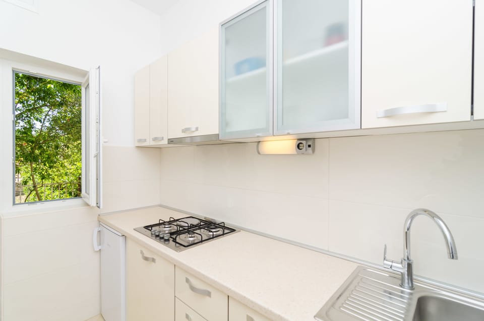 Superior Studio, Balcony, Garden View | Private kitchen | Fridge
