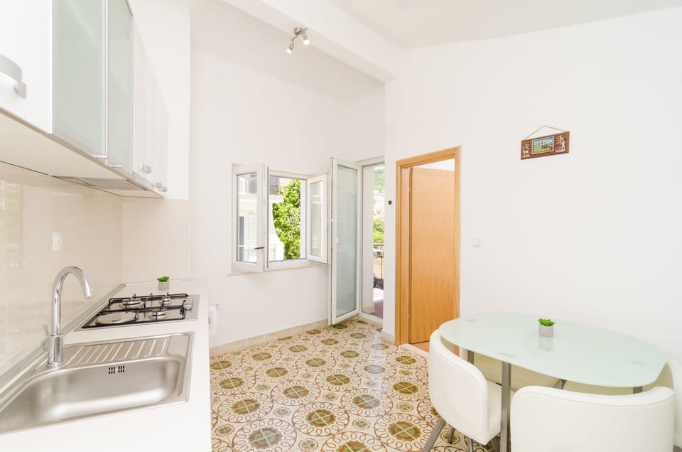 Comfort Apartment, 1 Bedroom, Balcony, Garden View | In-room dining