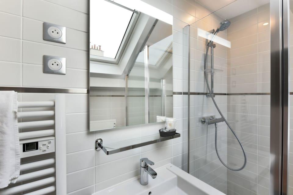Standard Studio | Bathroom | Shower, free toiletries, hair dryer, towels