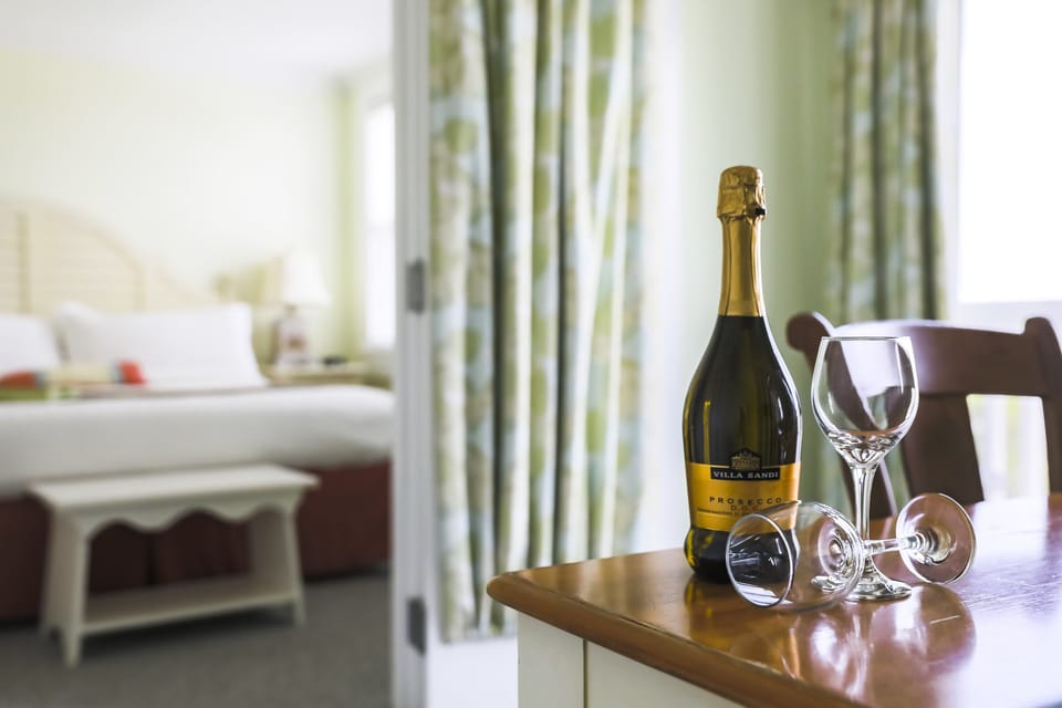 Deluxe Suite, 1 King Bed with Sofa bed | Minibar, in-room safe, desk, iron/ironing board