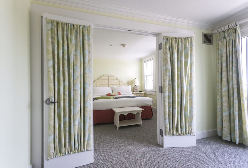 Deluxe Suite, 1 King Bed with Sofa bed | Minibar, in-room safe, desk, iron/ironing board