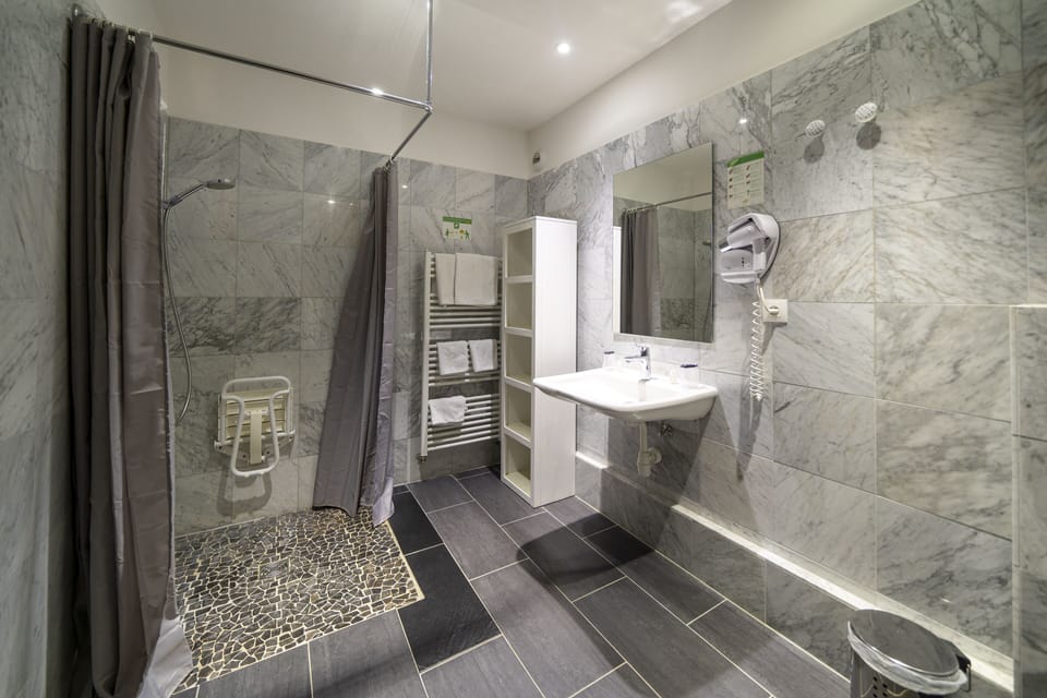 Deluxe Double Room, 1 Double or 2 Twin Beds | Bathroom | Bathtub, hair dryer, towels