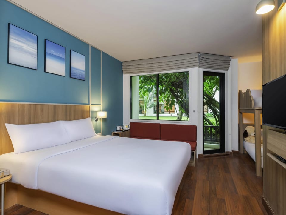 Family Room, Multiple Beds | In-room safe, desk, iron/ironing board (on request), cribs (free)