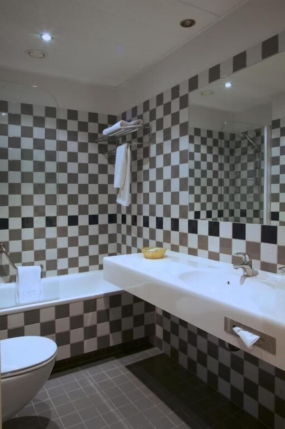 Standard Single Room | Bathroom | Deep soaking tub, free toiletries, hair dryer, towels