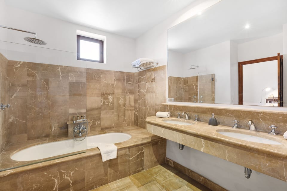 Junior Suite, Vineyard View | Bathroom | Combined shower/tub, free toiletries, hair dryer, towels