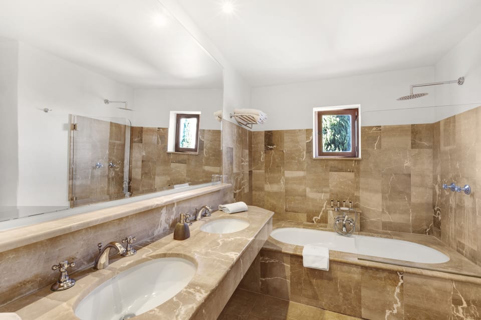 Junior Suite, Vineyard View | Bathroom | Combined shower/tub, free toiletries, hair dryer, towels