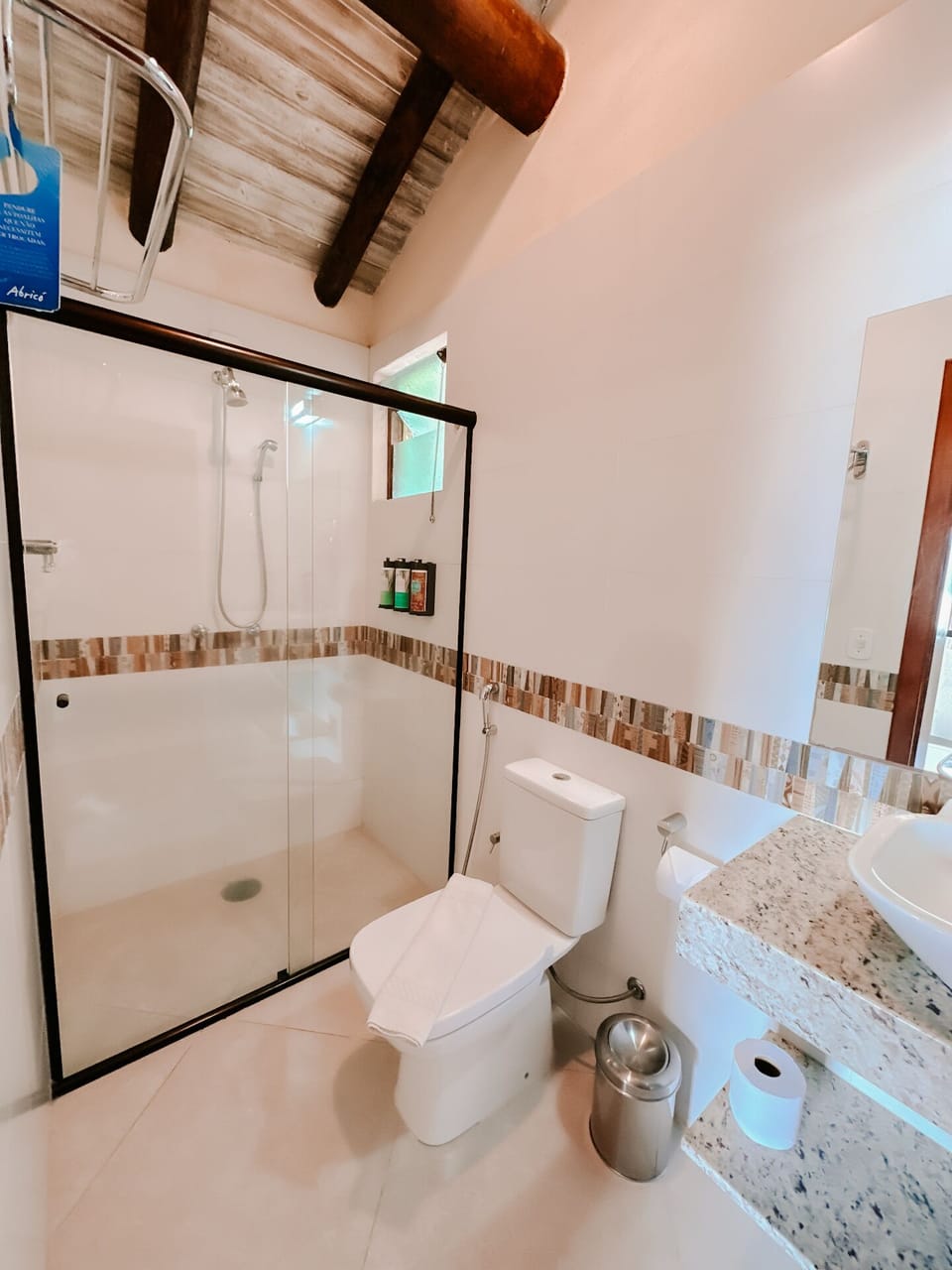 Premium Vista Mar - escada para acesso | Bathroom | Shower, free toiletries, hair dryer, towels