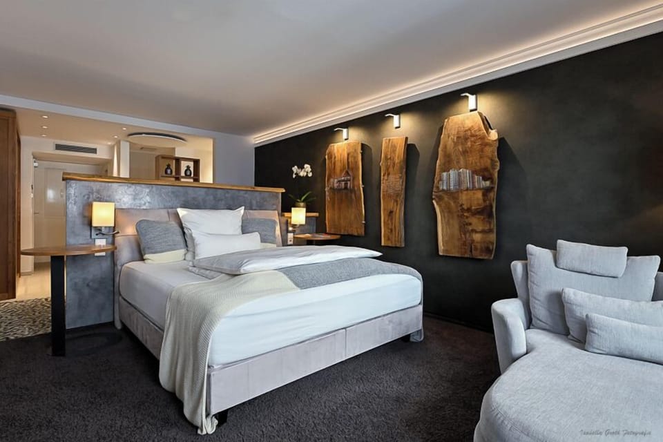 Deluxe Double Room, Bathtub | Minibar, in-room safe, desk, soundproofing