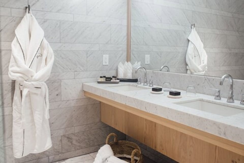 Exclusive Suite, 1 King Bed | Bathroom | Shower, rainfall showerhead, free toiletries, hair dryer