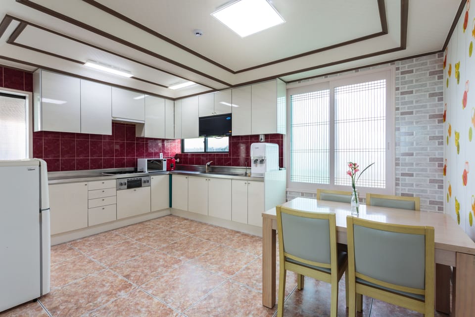 Family Room | Private kitchen | Fridge, microwave, electric kettle, cookware/dishes/utensils