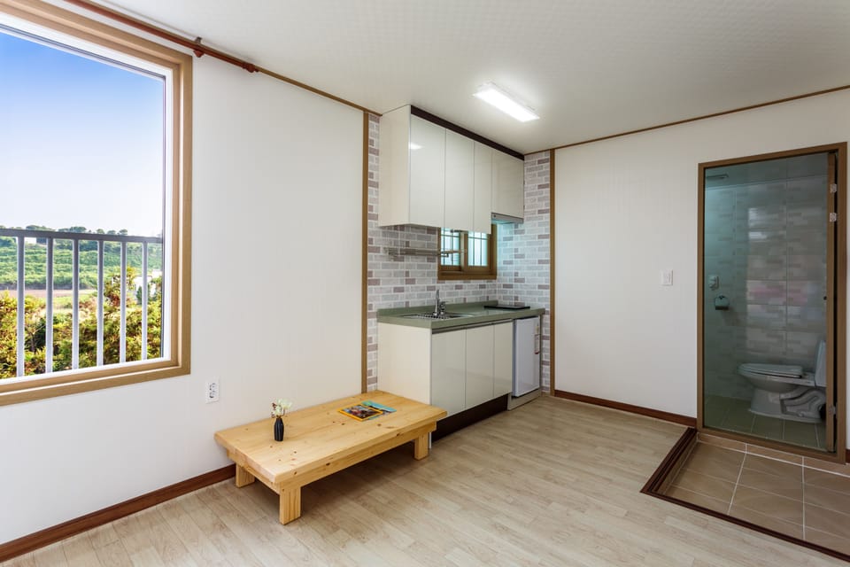 Deluxe Room | Private kitchenette | Fridge, microwave, electric kettle, cookware/dishes/utensils