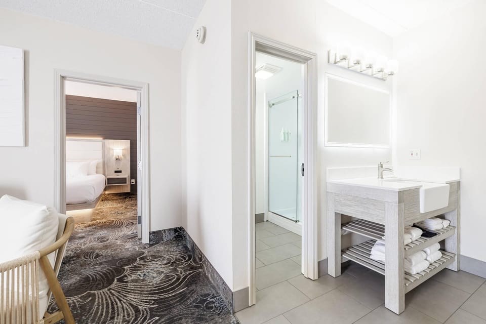 Suite, 1 King Bed, Non Smoking (Upgrade) | Desk, laptop workspace, iron/ironing board, free WiFi
