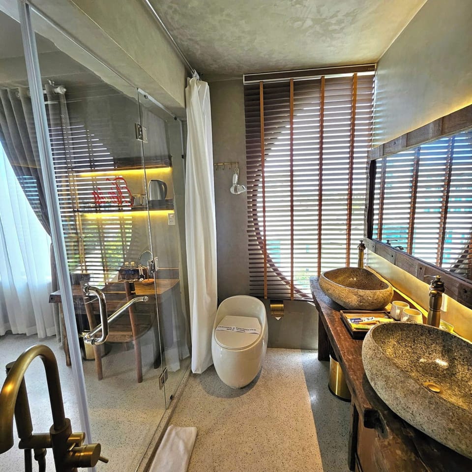 VIP Room | Bathroom | Free toiletries, hair dryer, slippers, bidet