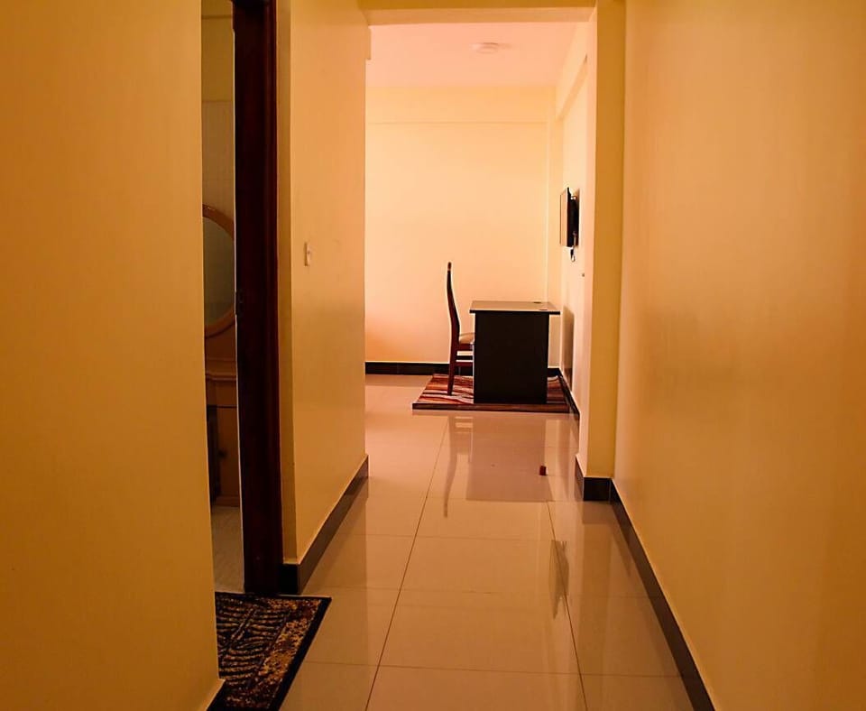 Executive Suite | Living area | 50-cm flat-screen TV with digital channels, TV, fireplace