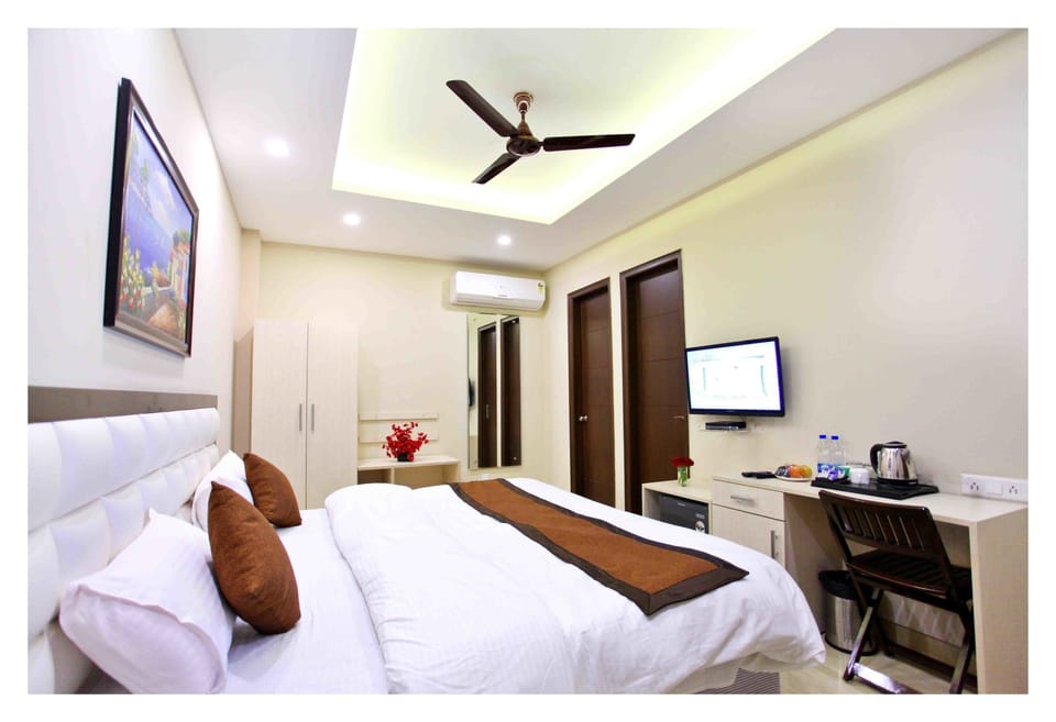 Egyptian cotton sheets, premium bedding, Select Comfort beds, minibar