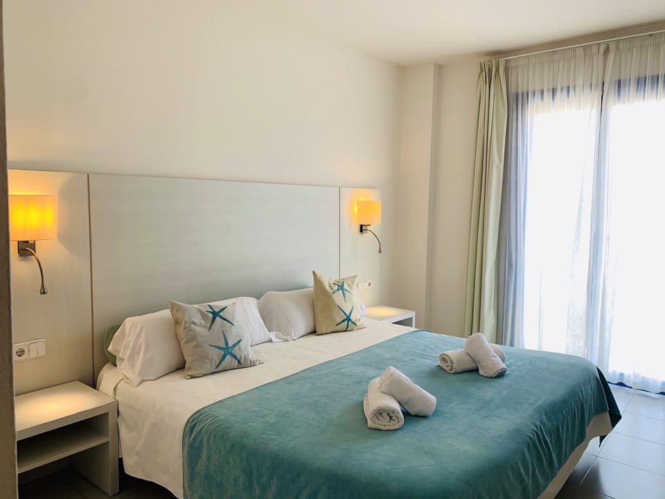 Double Room | In-room safe, desk, blackout drapes, iron/ironing board