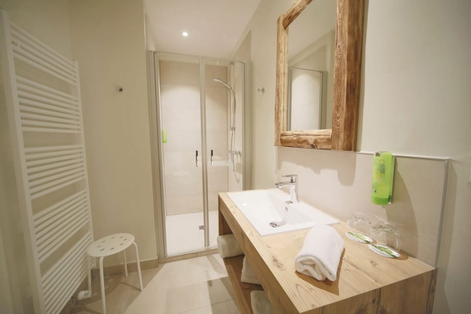 Superior Double Room, 1 King Bed, Non Smoking | Bathroom | Hair dryer, towels