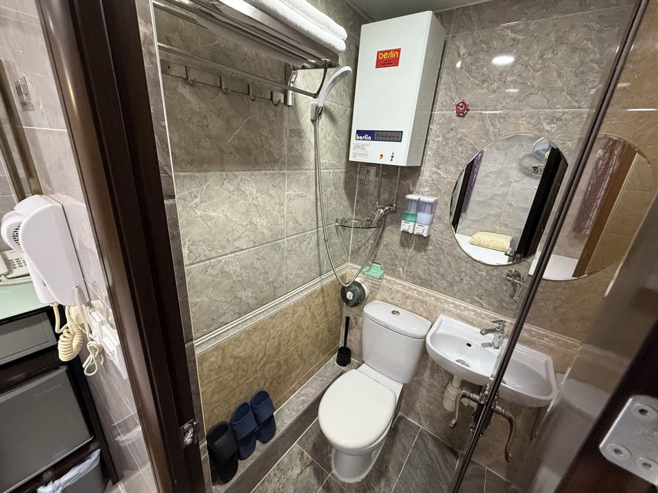 Double Room | Bathroom shower
