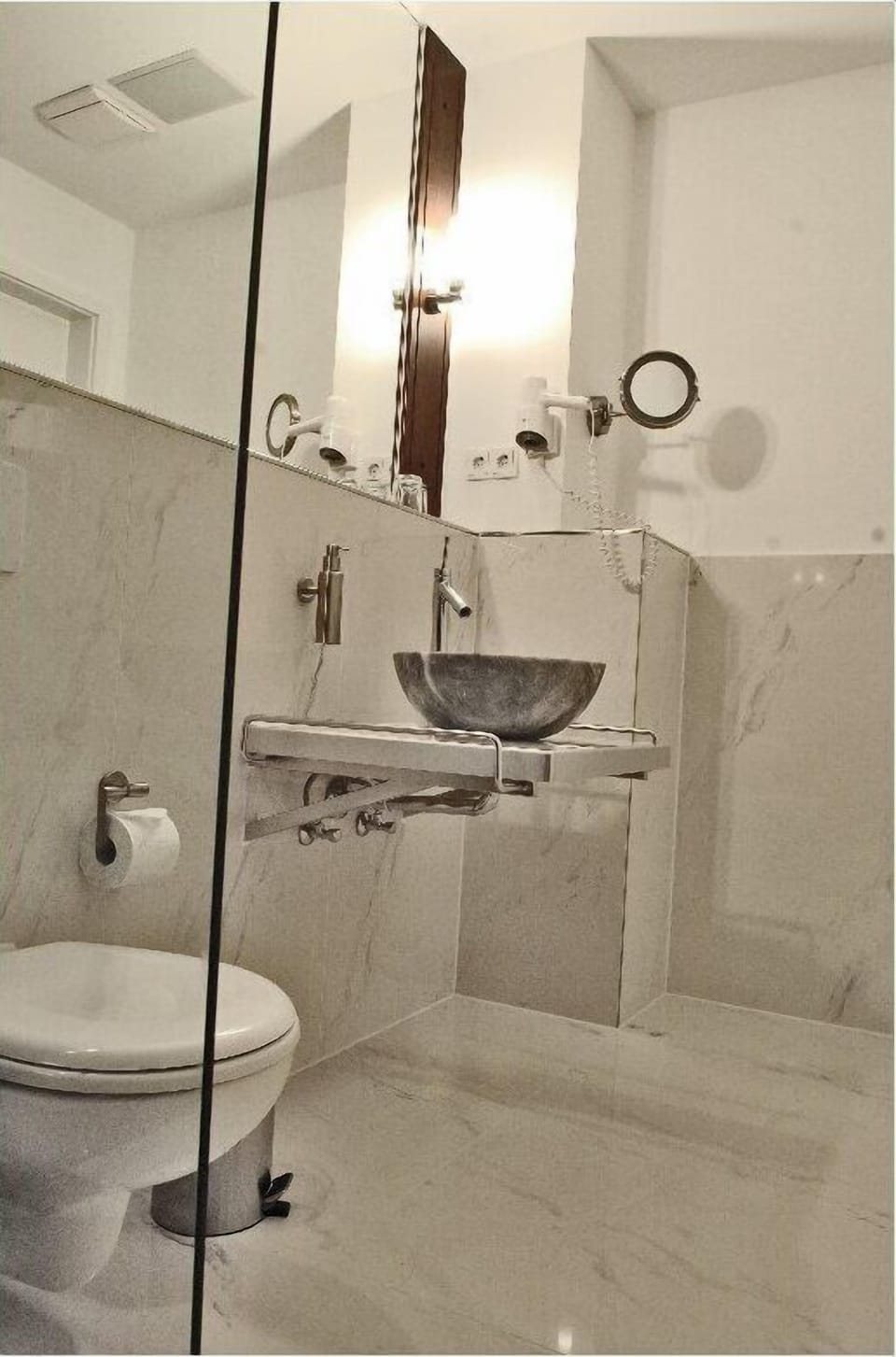 Comfort Double Room | Bathroom | Shower, rainfall showerhead, free toiletries, hair dryer