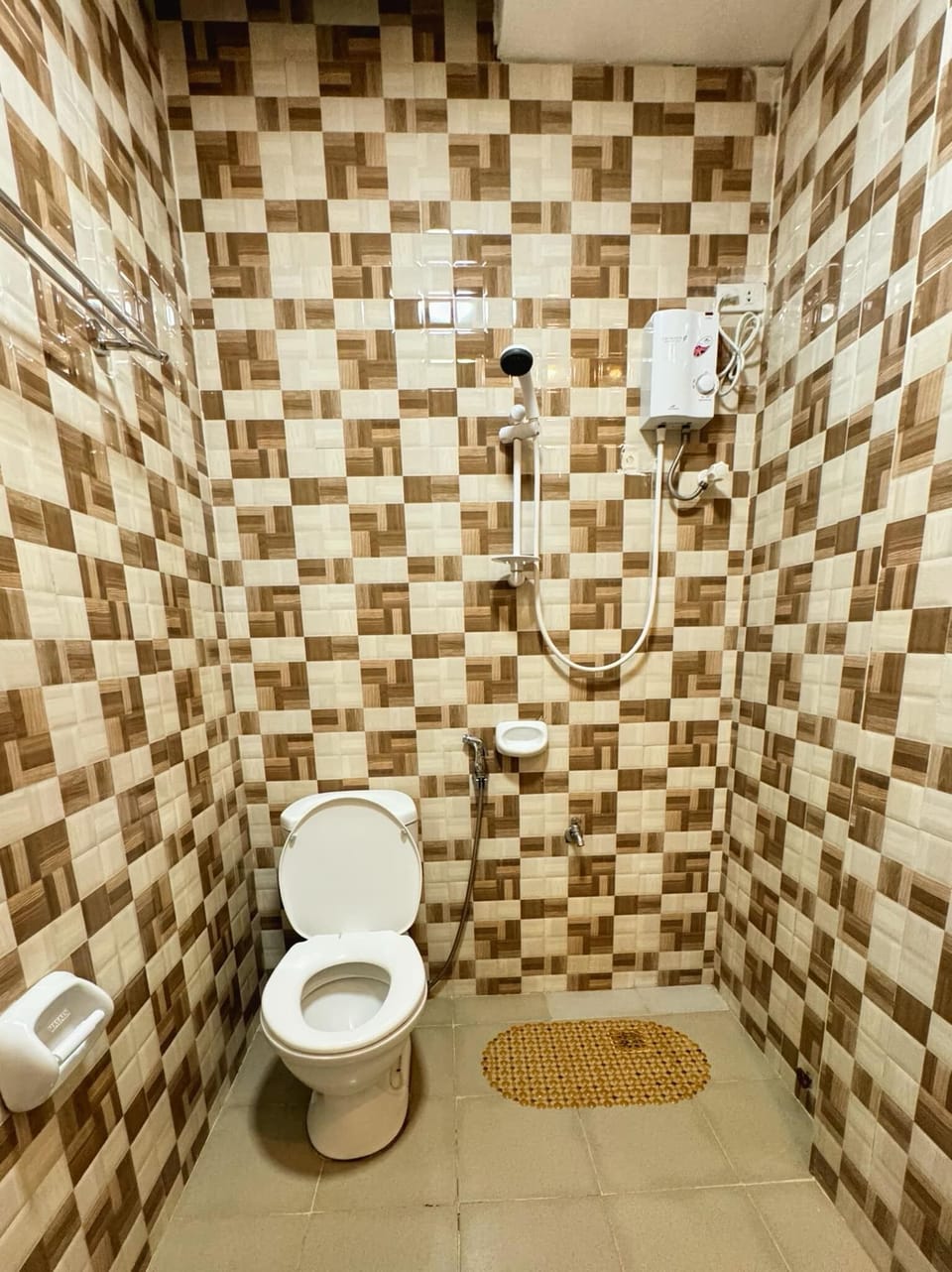 Shower, bidet, towels