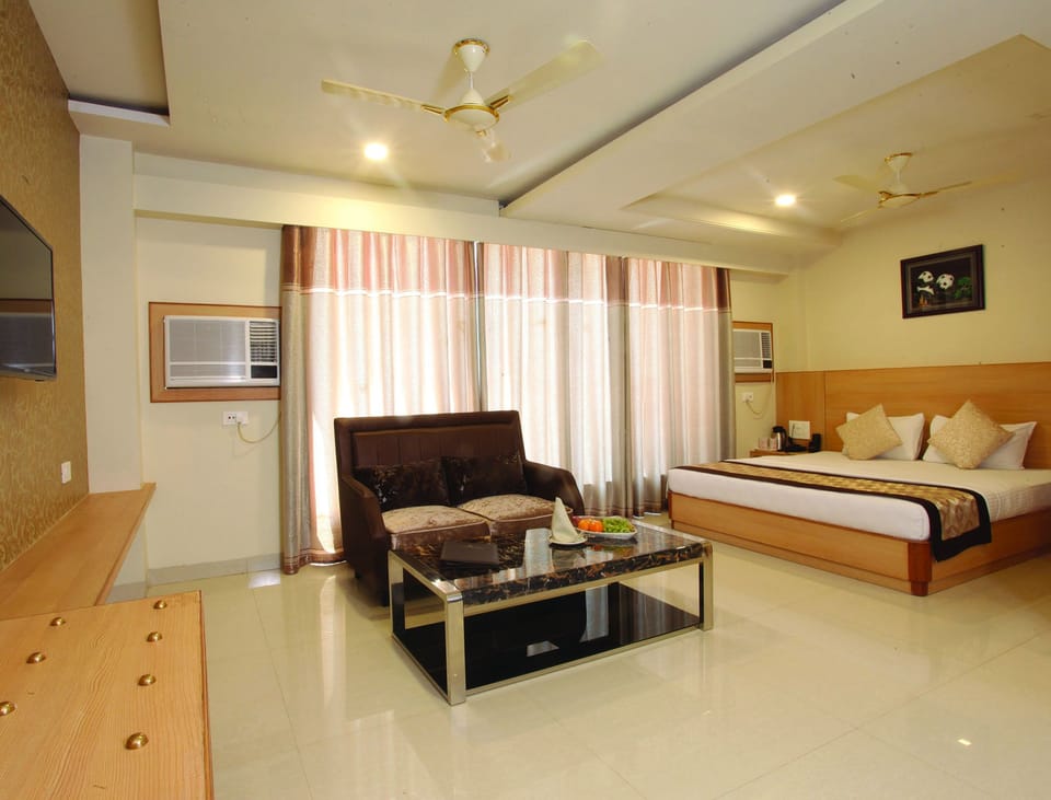 Deluxe Room | In-room safe, desk, soundproofing, free rollaway beds