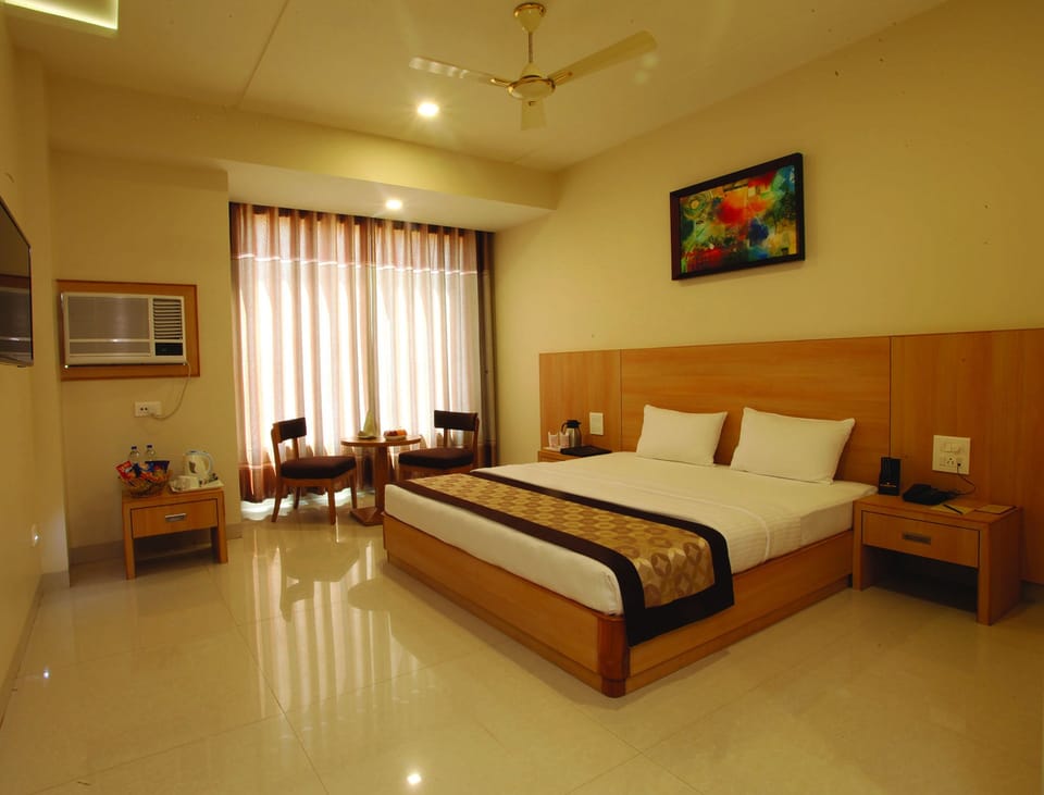 Deluxe Room | In-room safe, desk, soundproofing, free rollaway beds