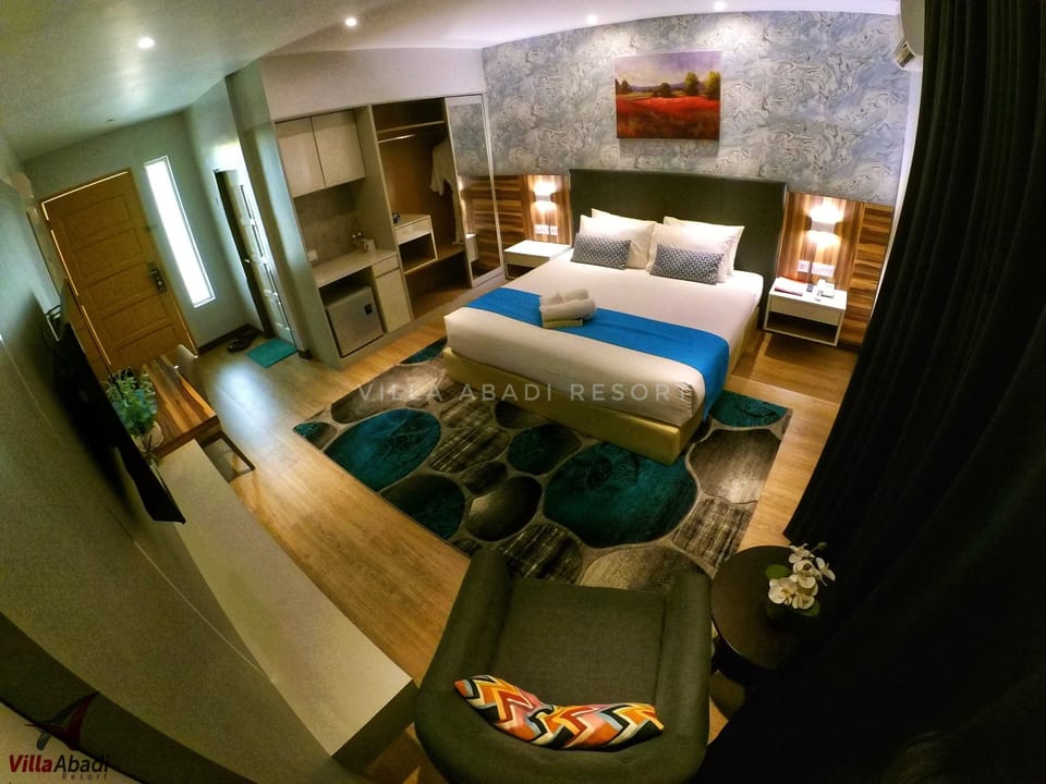 Deluxe Room, 1 King Bed | Desk, iron/ironing board, free WiFi